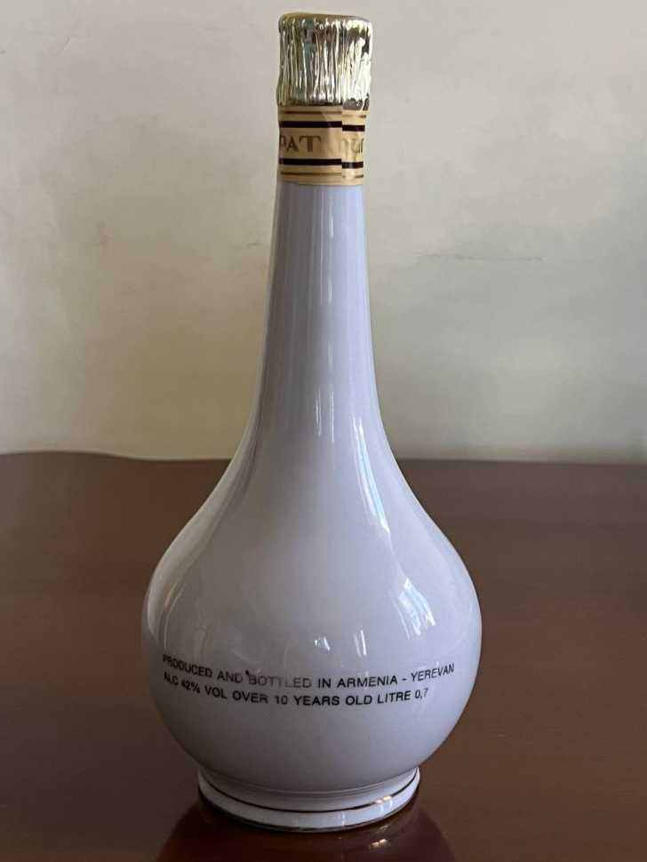 Армянский "Ахтамар 10 лет" 80-е года. 0,7 л. СССР. Фарфор.